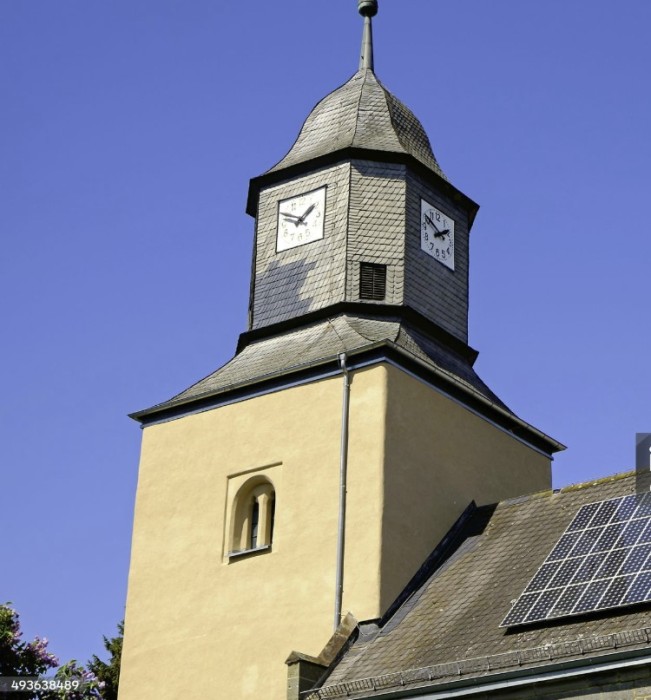 iglesia-con-paneles-solares-pais-del-este.jpg